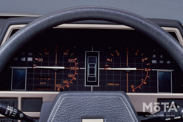 ドライブガイドシステム（R30）やサテライトスイッチ（R32）など、独特のインパネ周りだった歴代スカイラインをチェック
