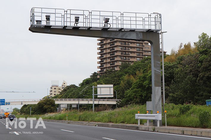 急ブレーキに注意！？ 紛らわしいオービスとNシステム、交通取締りと事件捜査という用途の違いがあった