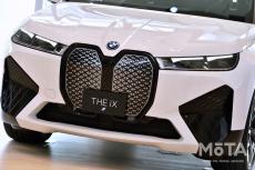 BMWからSUVの新型EV「iX」日本初公開！ 正式発売前に個性的過ぎる外装デザインを写真で紹介