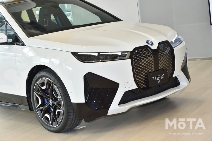 BMW肝いりの新型EV「iX」がお披露目！ 正式発売前に高級感ある内装デザインを写真で紹介