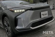 トヨタ新型EV「bZ4X」の内外装を写真でチェック│グリルレスのフロントマスクや、駐車やUターン時でも持ち替え不要な異形ステアリングホイールに注目
