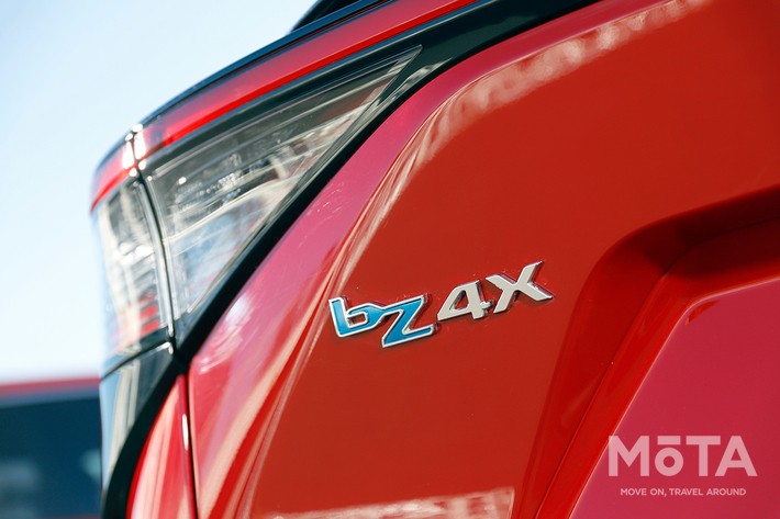 トヨタ 新型bZ4Xの外装を写真でチェック│SUVらしい走破性の高さを表現しながら、なめらかなプロポーションでBEVらしい先進感を表現したエクステリア