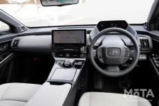 トヨタ 新型bZ4Xの内装を写真でチェック│RAV4と同等のボディサイズながら、新型ランクル並みの広い室内空間を実現したインテリア