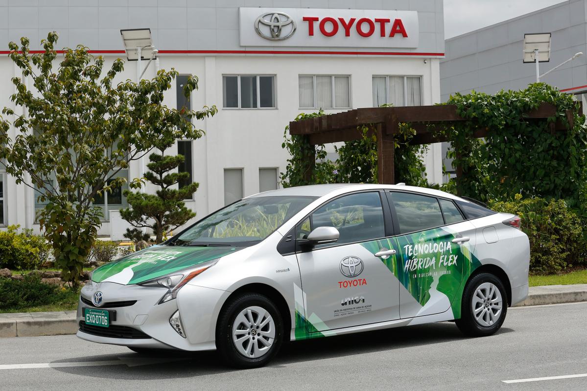 ハイブリッドのトヨタの真骨頂！ トヨタ、世界初「フレックス燃料ハイブリッド車」の試作車をブラジルで公開