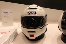 目立たない！ &quot;インカム一体型ヘルメット&quot;発見！ SHOEI×SENAコラボで実現【東京モーターサイクルショー2018】