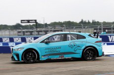 世界初の市販電気自動車ワンメイクレース車両Jaguar I-PACE eTROPHYレースカーがデビュー！