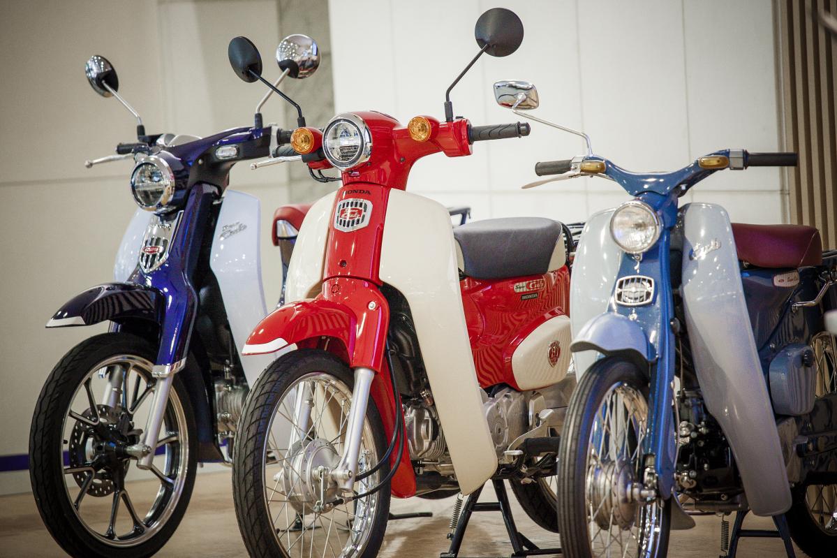 243,000円〜】今年還暦のスーパーカブ！ 限定モデルの「赤カブ」が50cc