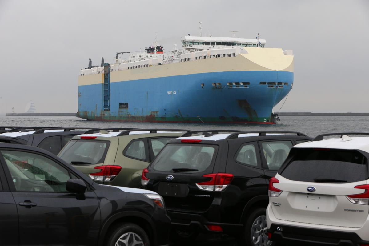 アメリカに向かうスバル車の船積みを見学