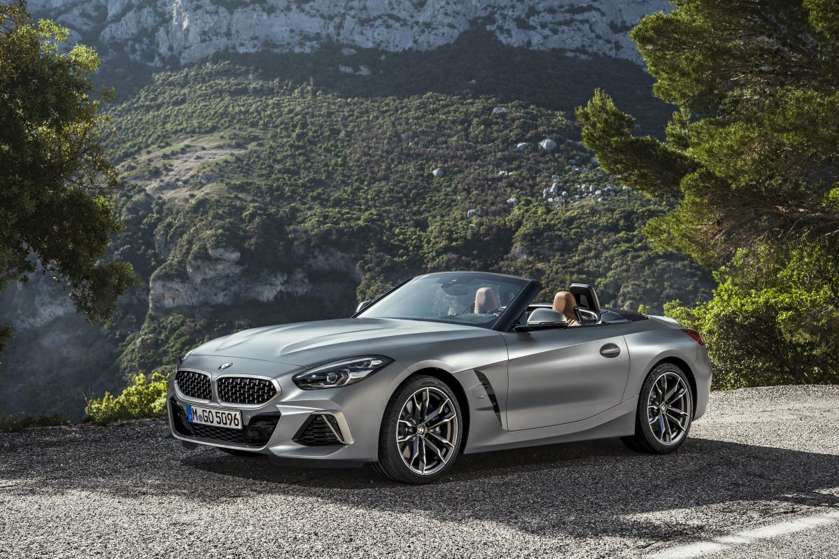 来春に導入される待望の三代目BMW Z4を新旧サイズ比較してみよう