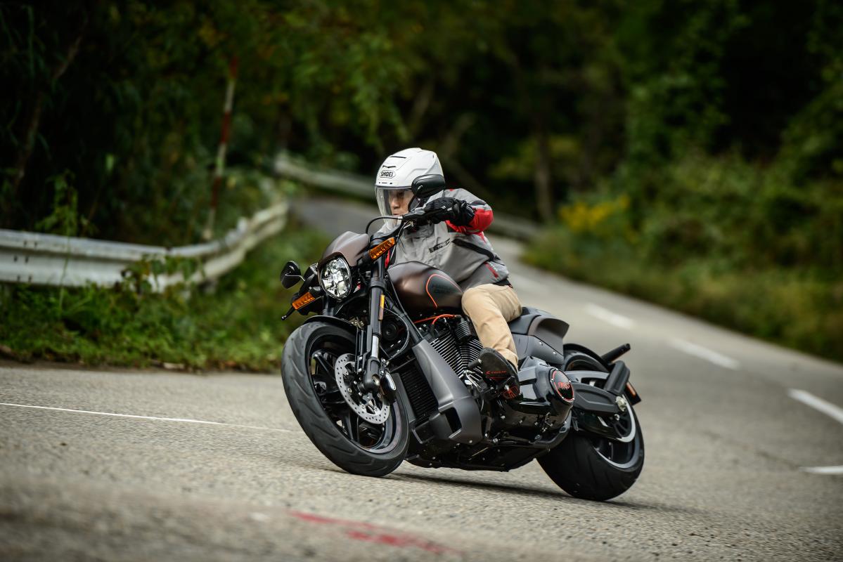 【ハーレーダビッドソン】ハンドルはちょっと遠いけど……、国内初お目見えのSOFTAIL FXDR 114に乗った