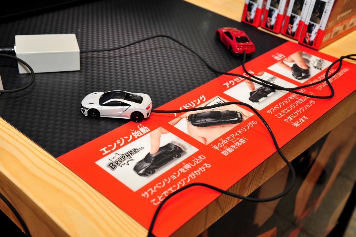 新型NSXのエンジン音をトミカで聞く⁉️　発売直前のTOMICA 4D特別デモンストレーション【東京オートサロン2019】