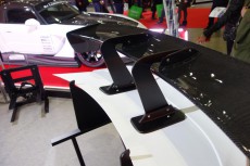 GTウイングのトレンドは「スワンネック」型になるのか？VOLTEXで聞きました【東京オートサロン2019】