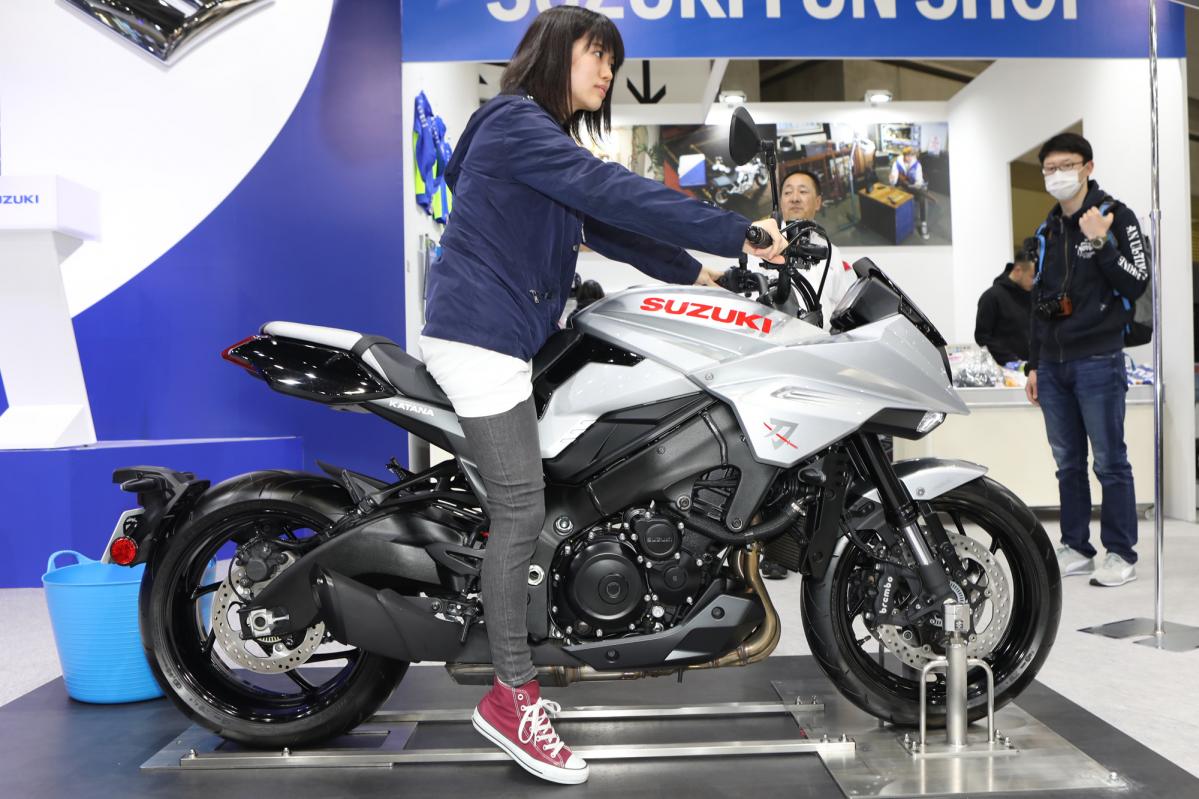 身長155cmの現役女子大生が、最新モデルの足着き性をチェック！【OVER 650cc編】/東京モーターサイクルショー2019