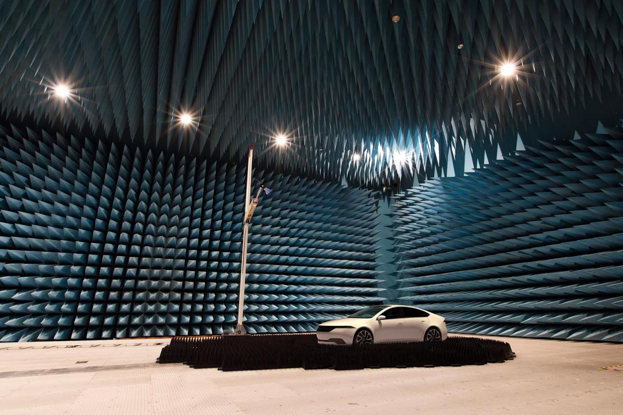 パナソニック：5G搭載車の通信性能を車両丸ごと測定可能な大型電波暗室を構築