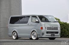 レトロアメリカンな表情もいい感じ！『ハイエース』の魅力を引き出す
