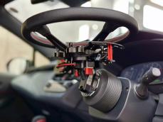 スーパーGTマシン同様の“跳ね上げステアリング”が身近に」多彩な現行車