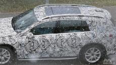 デカいのはスクリーンだけじゃなかった！メルセデス・ベンツEV「GLC」の3列7人乗りを初スクープ！ 何がデカい？