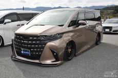 クール製エアロが映えるブロンズカラーの40アルファード。しっかりと