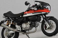 モンキー　OVER ２本出しマフラー モンキー125に叩き出しカウル×2本出しマフラー!?OVER RACINGのカフェ