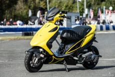 199cc仕様のエンジンに大型マフラーをセットしたアドレスV125G