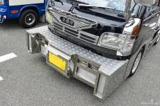 軽トラカスタム】「完成度が高すぎる本気仕様の“デコトラ”」は畳で車 
