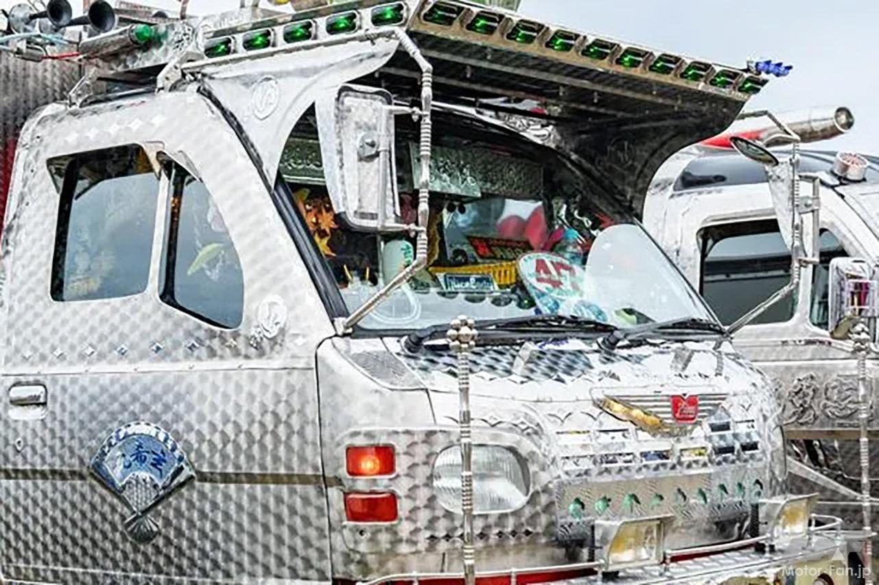 これぞ神戸・淡路流!」全面ウロコステンで魅せる王道デコトラ、車内は これぞ神戸・淡路流!」全面ウロコステンで魅せる王道デコトラ、車内は