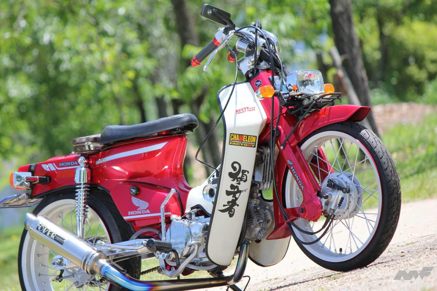 角目カブ”を旧車レーサー風に！】4.25Jワイドホイール＆角目ライトで
