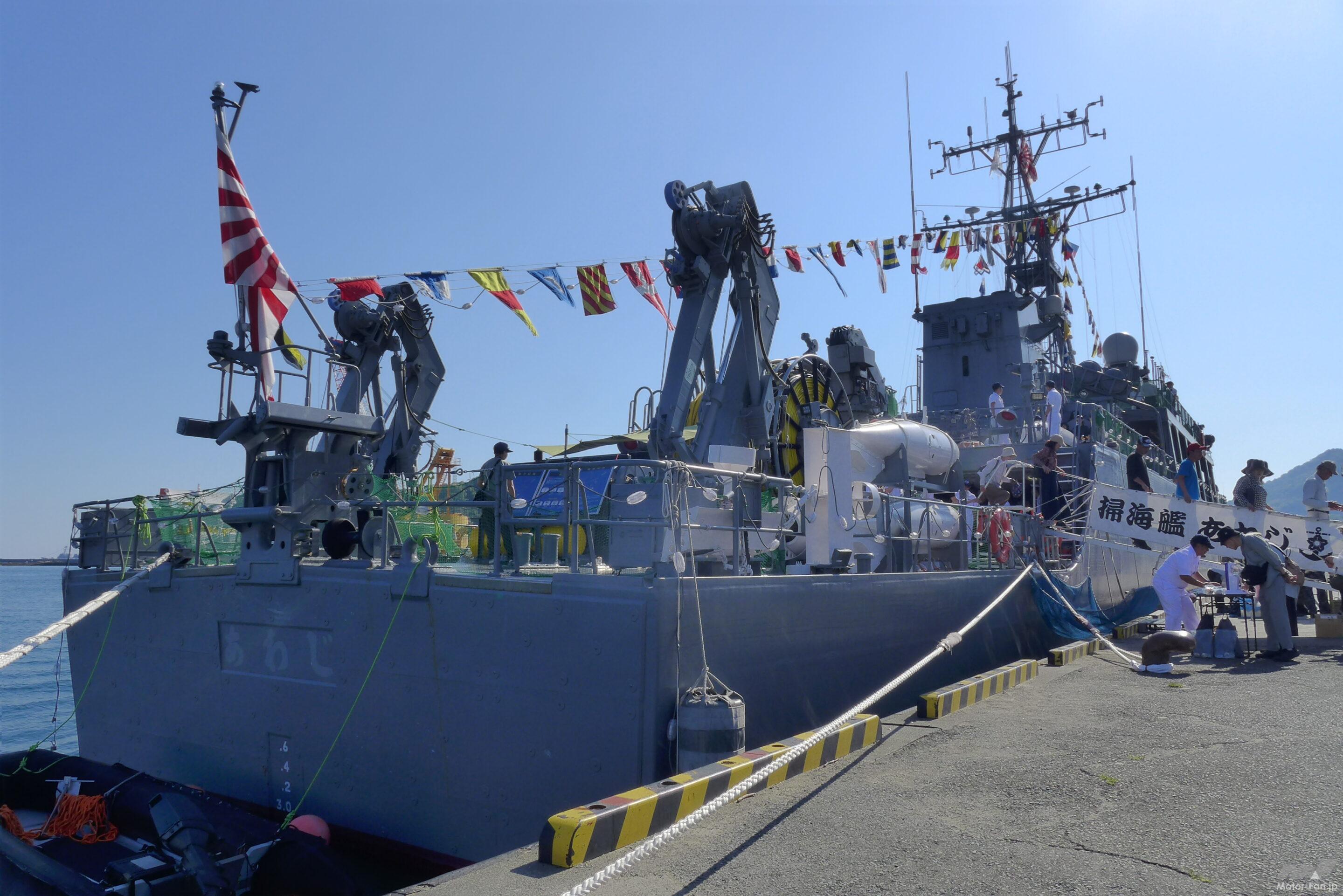 米軍海上自衛隊50年代レシプロ機計器版スイッチ.レバー付きパネル 世界最大級のプラスチック製軍艦？海上自衛隊の最新掃海艦『あわじ』に