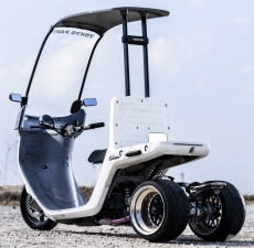 ジャイロキャノピー フロントはダブルディスク化 水冷ヘッド＋ロングクランクで73cc化され