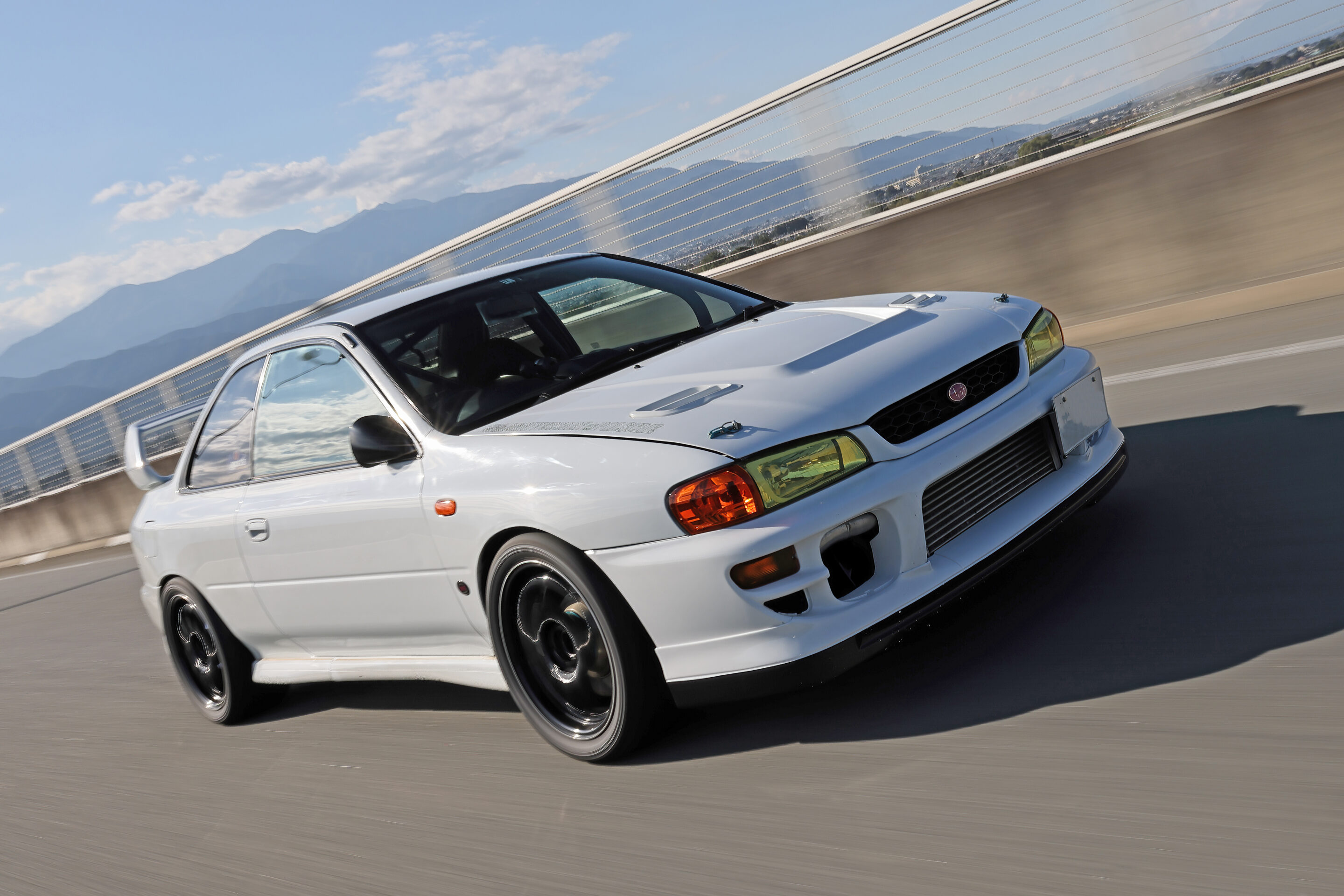 激レアな2ドアのGC8インプレッサを最強の令和仕様へ」新旧融合の500