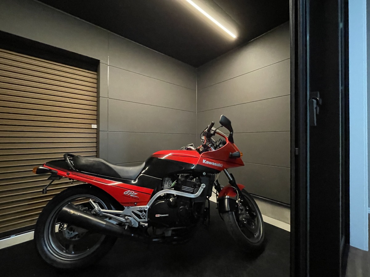 住宅を購入すると「GPZ900R」が貰える？ ナップスが提案するガレージ