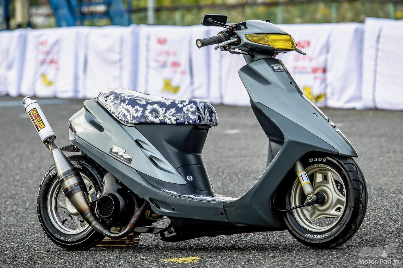 前後の車高をローダウンし、ホイールベースもストレッチ。往年の