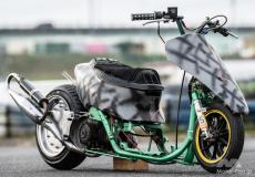 徹底的な軽量化によりドラッグレースで好タイムを狙うライブDio-ZX