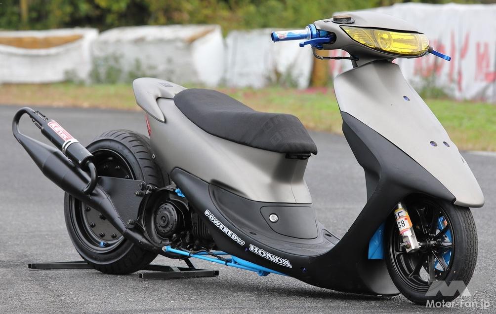 限界のローダウンとホイールベースのストレッチで競技専用車の風格を