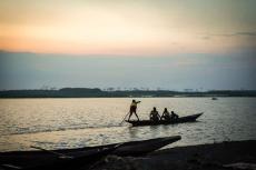 【動画】カヌーは人びとの生命線　南スーダン、繰り返す洪水に備えて
