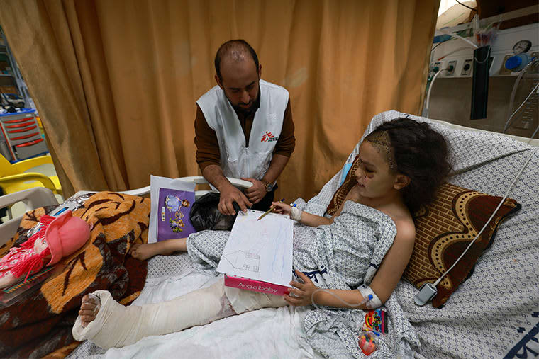 1歳で脚を切断、家族を全員失った子も──ガザ：外科医が目撃した、絶望的な状況