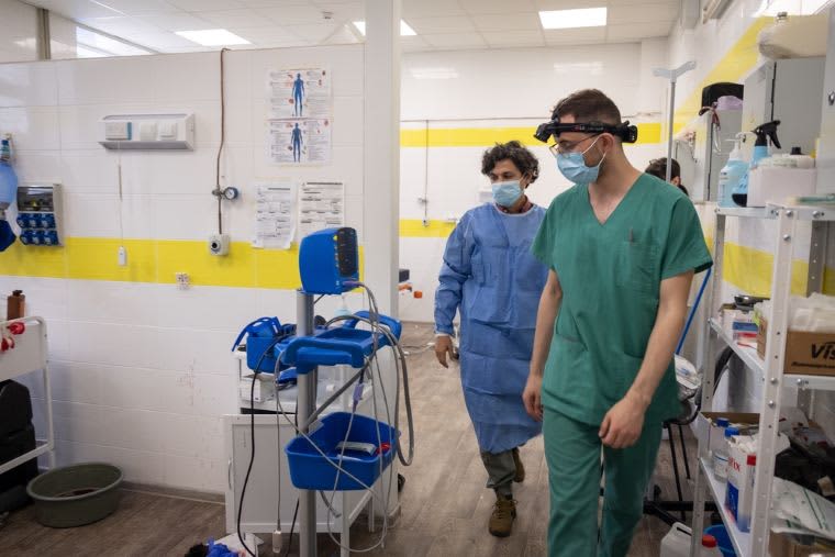 ガザで国境なき医師団を見かけた少年がウクライナで医師に──前線近くの病院で働く外科医の物語