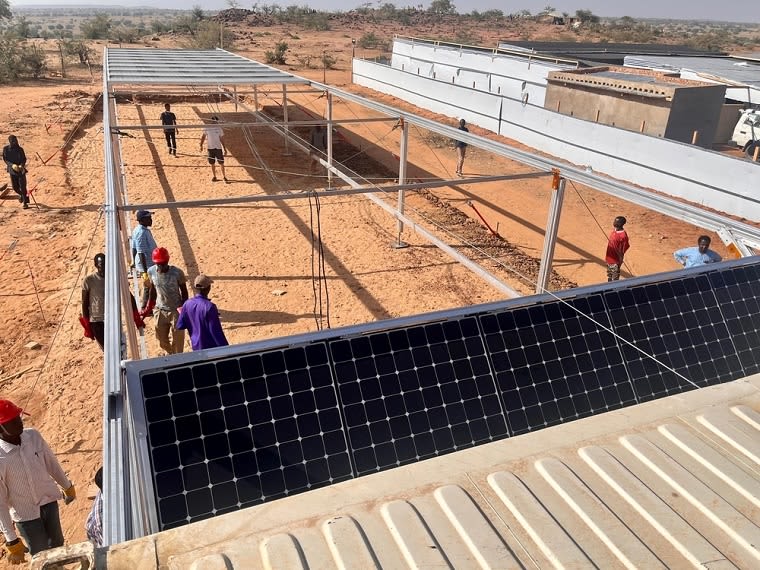 【動画】電気のない場所で医療を行うには？　太陽光発電コンテナを導入