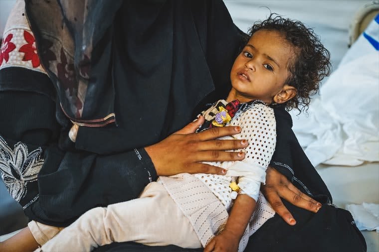 イエメンの人びとを襲う「死に至る下痢」──熱が下がらず意識を失う子どもたち