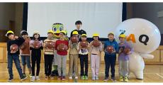 J:COM札幌がレバンガ北海道のバスケットボール寄贈に協賛、札幌市内の小学校で贈呈式
