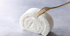 北海道の定番のお土産、「白い恋人」がロールケーキで登場