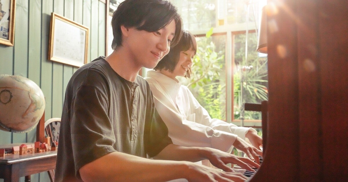 京本大我、ピアノ連弾シーン成功で古川琴音とハイタッチ　『言えない秘密』メイキング