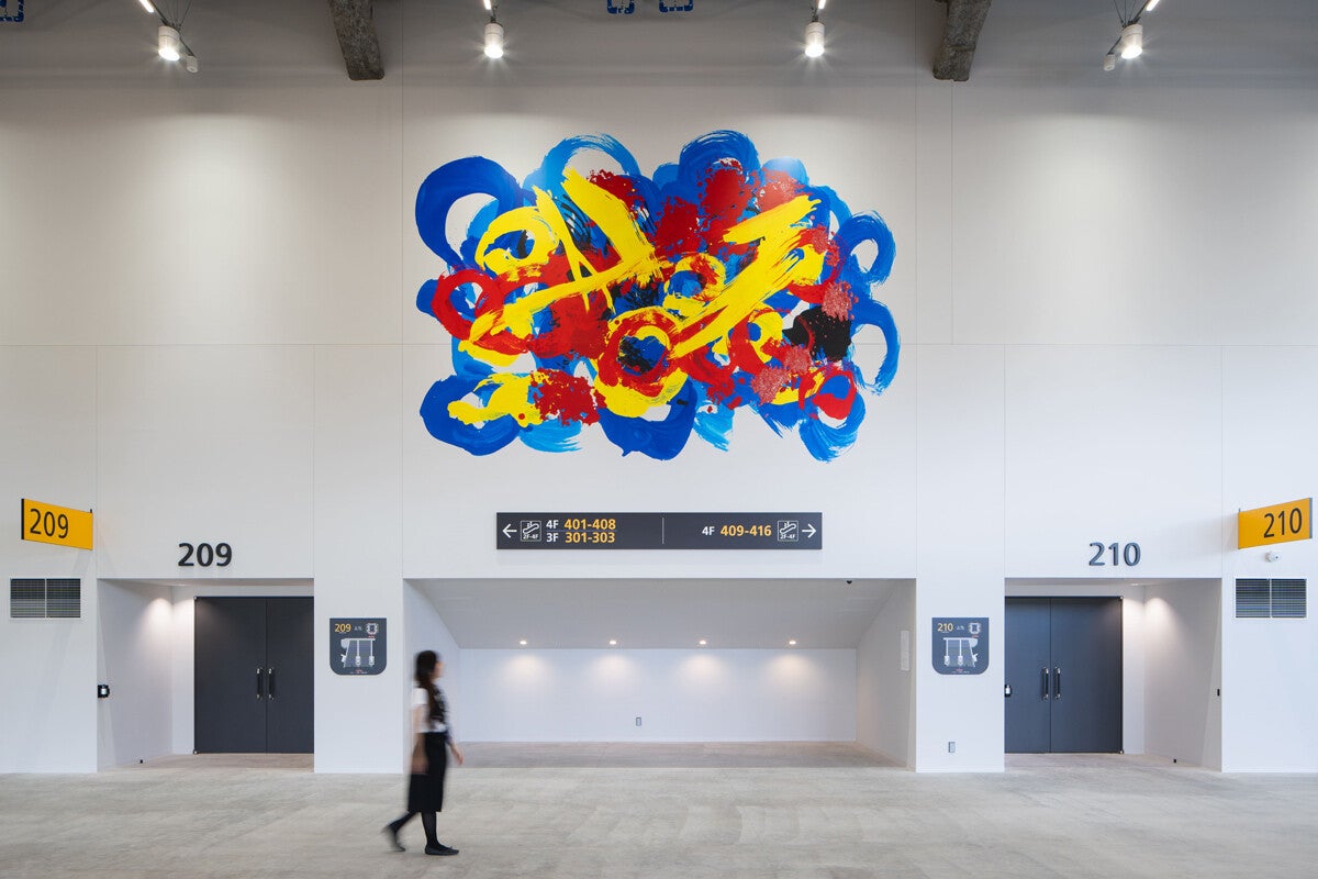 LaLa arena TOKYO-BAYの2階コンコース壁面に巨大アート5作品が登場