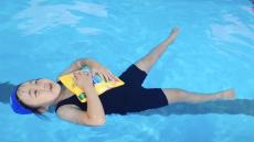 【夏のライフハック】ポテトチップスの袋で命を守る!? - NPO法人が水難事故予防体験を開催