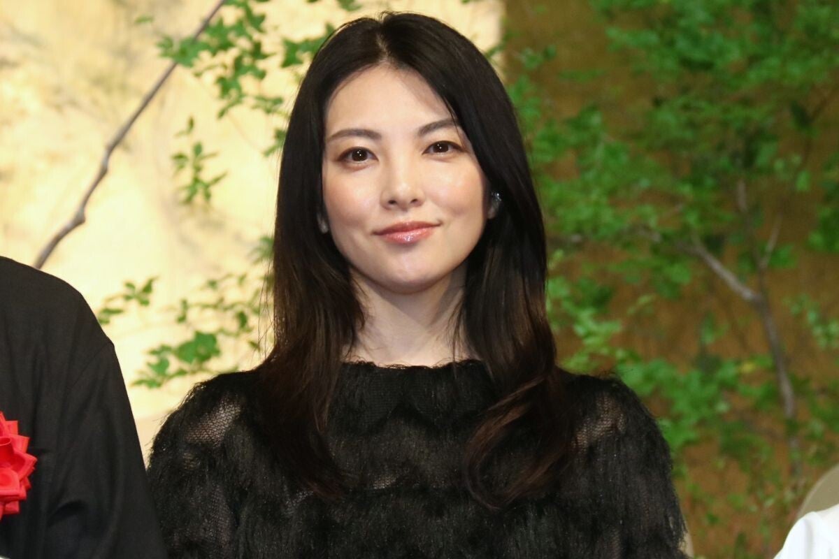 田中麗奈、黒ドレス姿で贈呈式登壇　宗教を信じる母役を回顧「皆さんが覚悟を持って…」