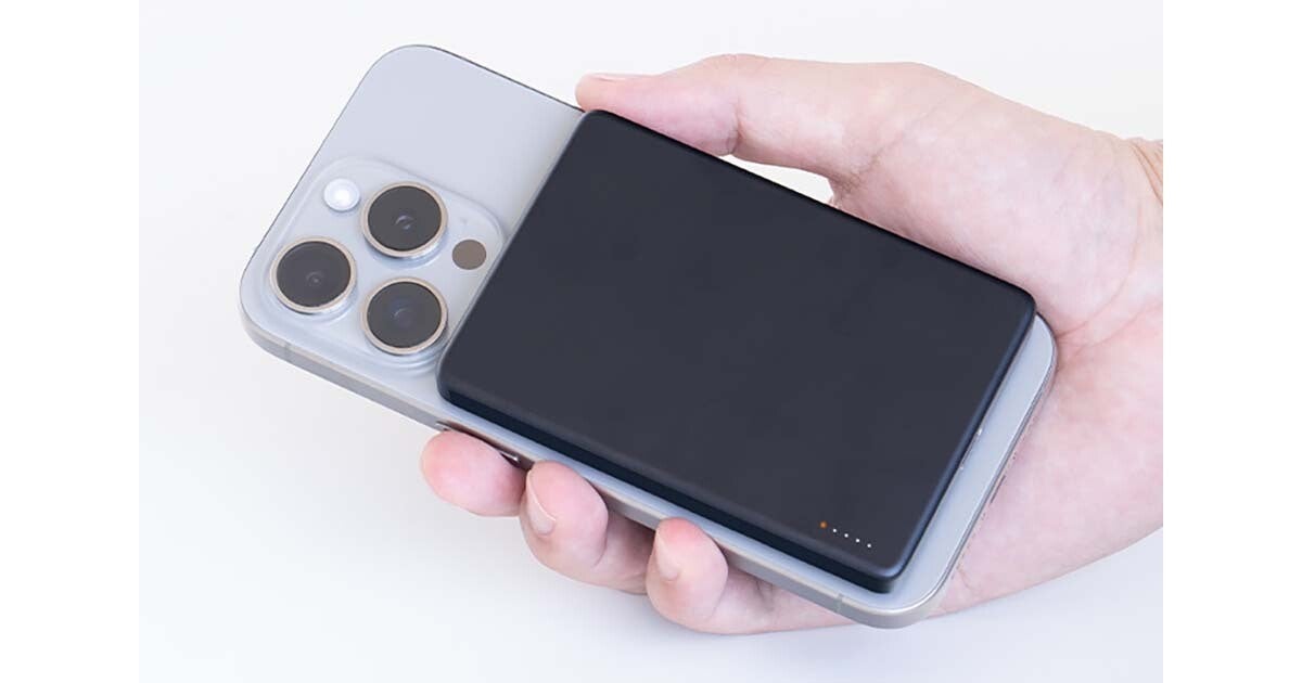 iPhoneの背面に磁力でくっつけてワイヤレス充電できる薄型モバイルバッテリー