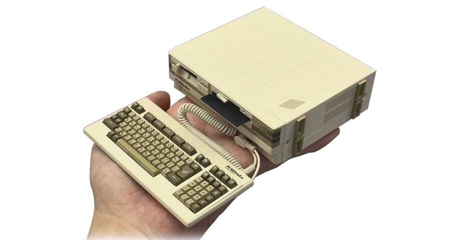 「PC-8801mkIISR」のミニチュアモデル、2025年春発売決定　価格は33,000円