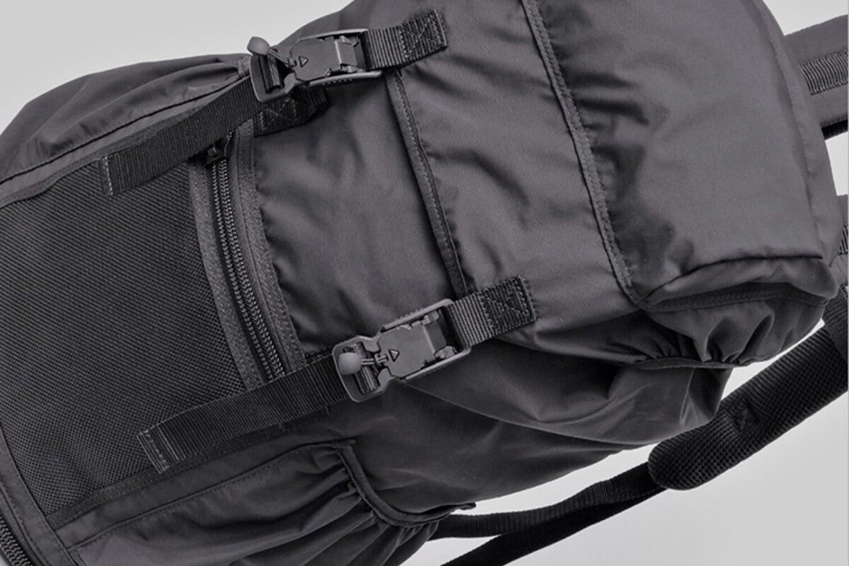 軽量性と撥水性がテーマのバックパック「D-VEC Field Backpack」発売