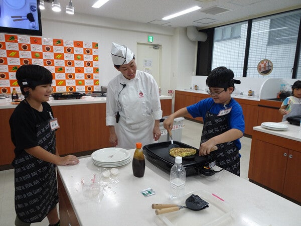 子どもは「お好み焼きをつくるとワクワクする」ことが明らかに - オタフクソースが検証