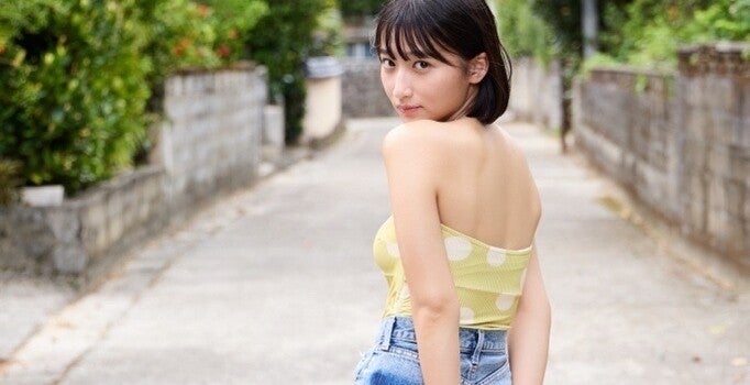 水野瞳、1st写真集で下着姿にも挑む　美背中あらわな速報カット公開